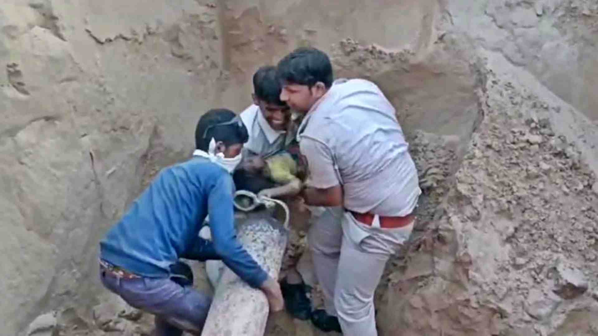 पाइप से बच्ची को सुरक्षित बाहर निकालते पुलिस जवान।