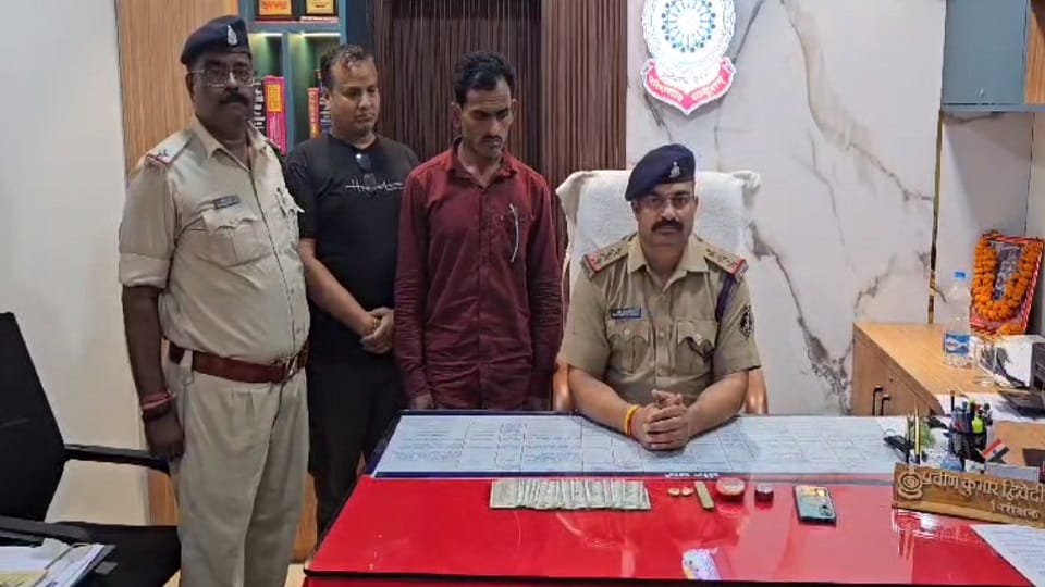 पुलिस की गिरफ्त में आरोपी