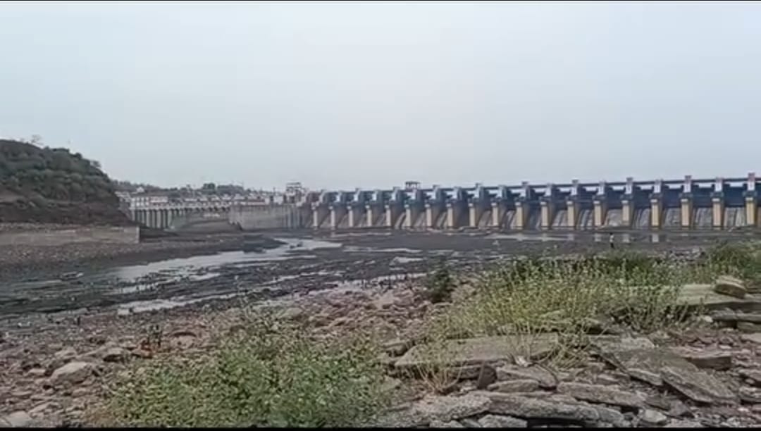 Indore: After 40 hours, Narmada flows in Omkareshwar, people could cross the dry river on foot for two days.