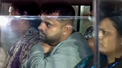 Prajwal Revanna: प्रज्ज्वल रेवन्ना को 14 दिन की न्यायिक हिरासत, यौन शौषण-दुष्कर्म मामले में अदालत का फैसला Bengaluru court sends Prajwal Revanna to 14 days judicial custody