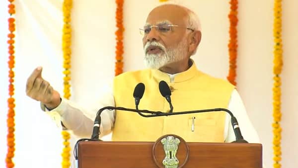 प्रधानमंत्री कार्यालय में नरेंद्र मोदी।