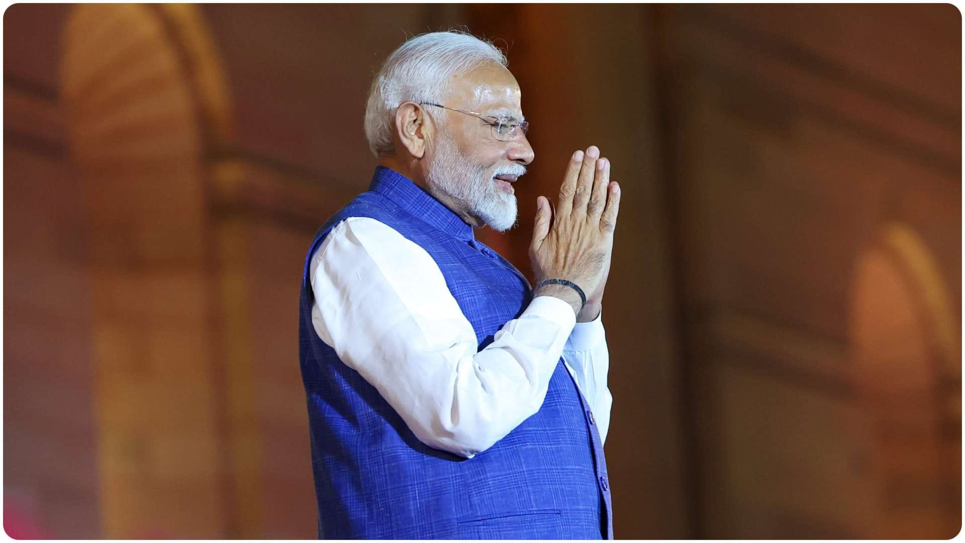 PM Modi poses with anant ambani radhika merchant mukesh ambani nita ambani at shubh ashirwad ceremony viral