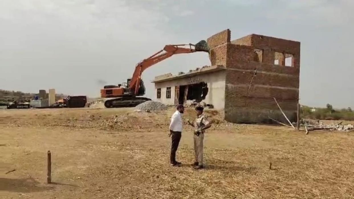 Bundi : Administration took action in the attack on Kota police, bulldozer ran on the hideouts of the accused