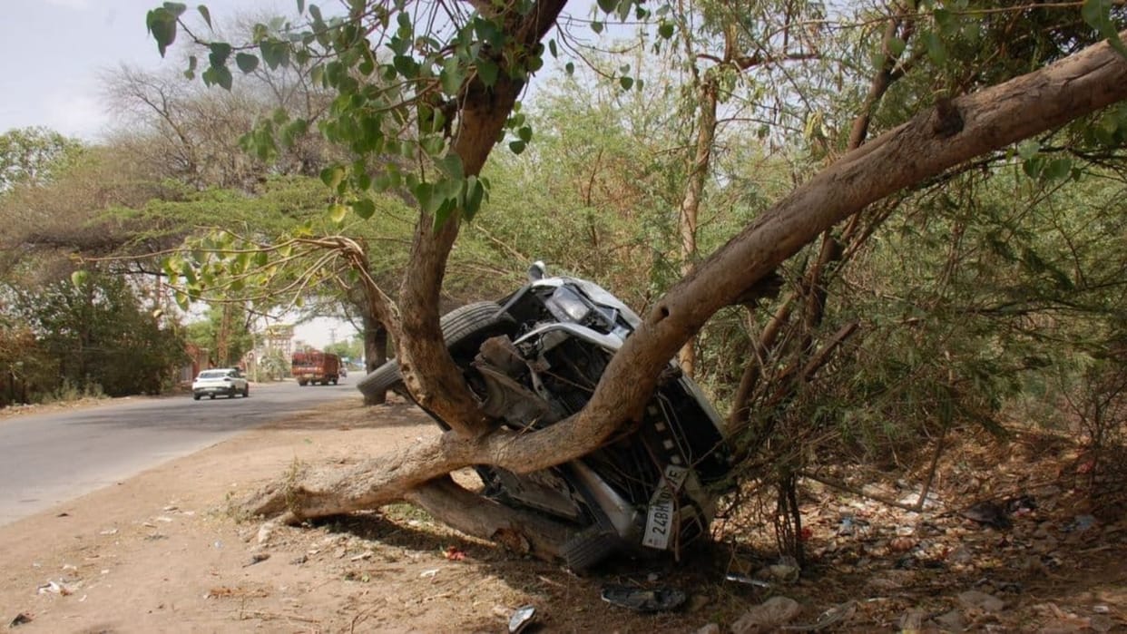 Jhunjhunu News: Car collides with bike and climbs tree, Bagad-Chidawa road becomes center of accident