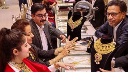 सोना खरीदते लोग (फाइल)