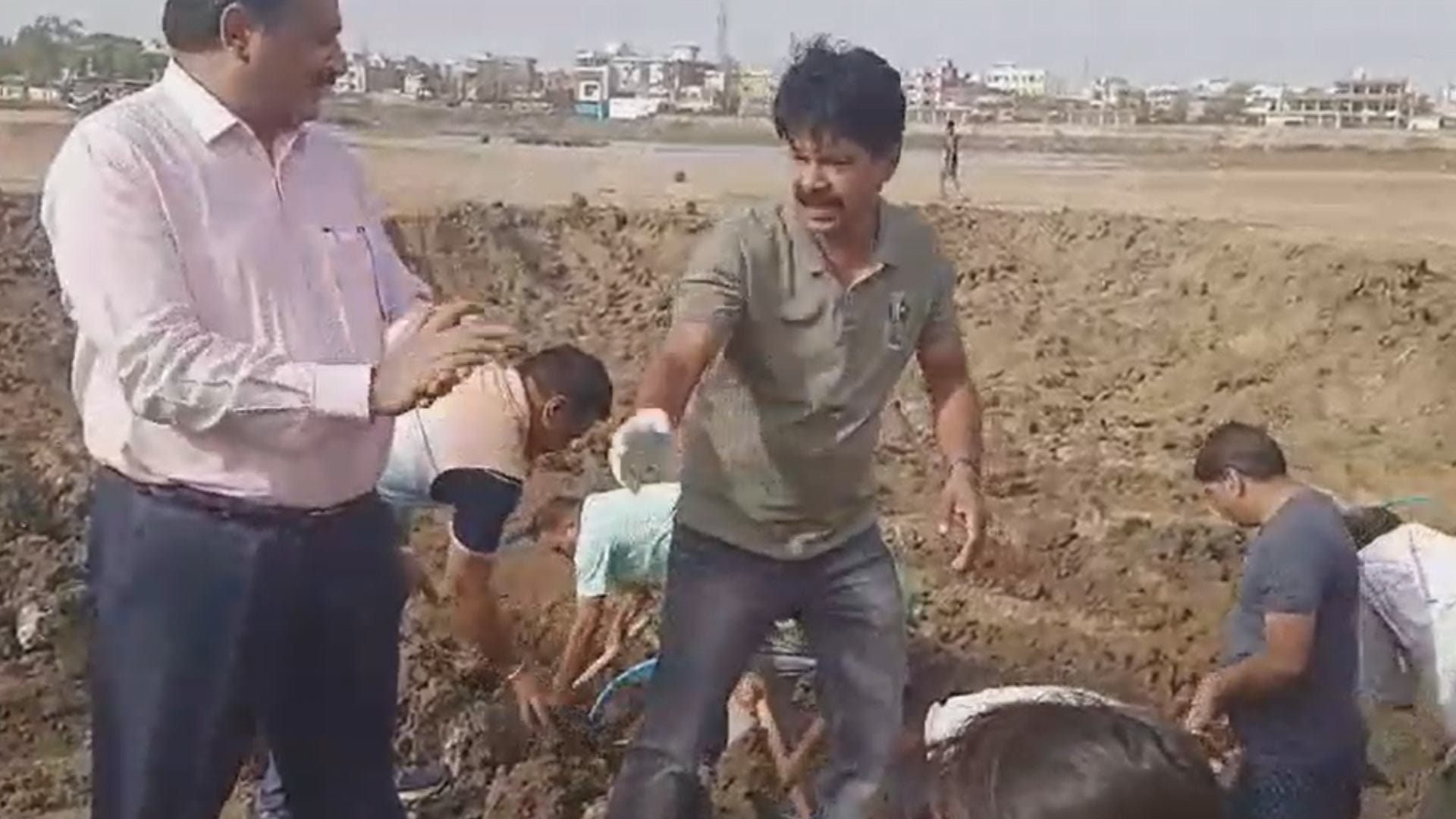 श्रमदान करने मैदान में उतरे कलेक्टर