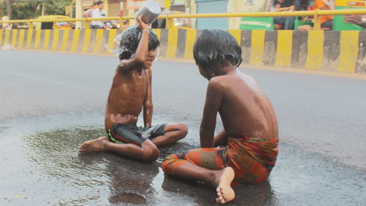 Drinking water of four lakh people flowing in drains problem of low pressure in varanasi