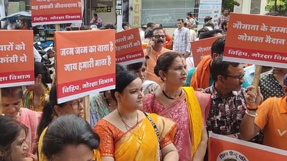 विरोध प्रदर्शन में शामिल महिलाएं।