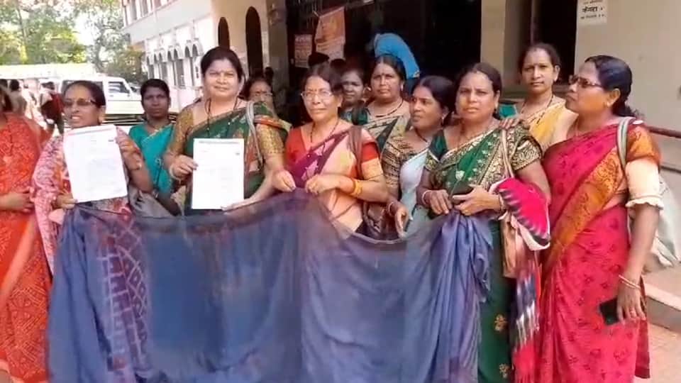 आंगनबाड़ी कार्यकर्ता और सहायिकाओं को मिली रद्दी क्वालिटी की साड़ी