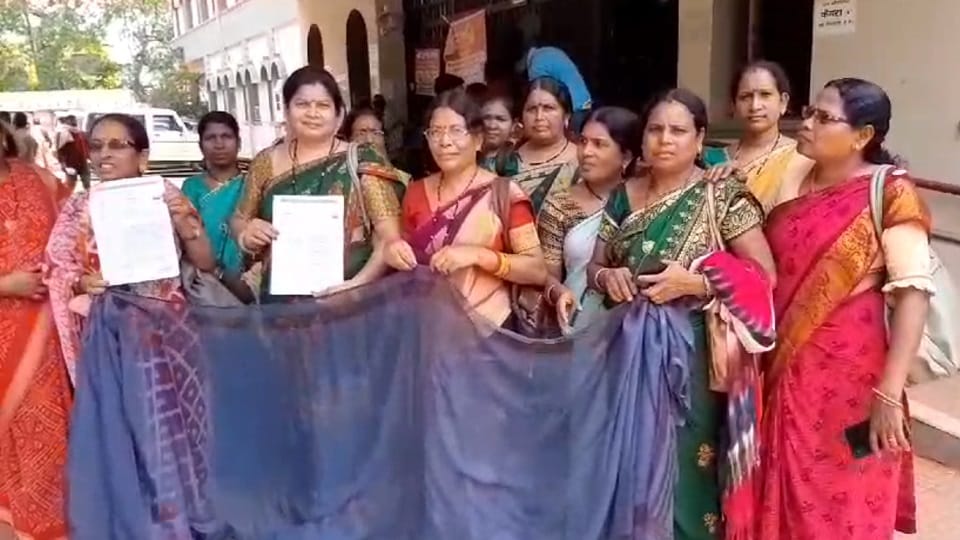 आंगनबाड़ी कार्यकर्ता और सहायिकाओं को मिली रद्दी क्वालिटी की साड़ी