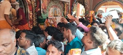 People come to offer prayers to Hanumangarhi in Ayodhya.