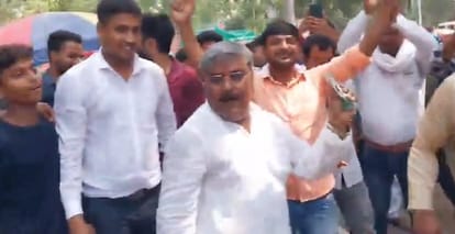 Lalu Yadav Birthday Lalu Celebrated Birthday by Cutting 77 Pound Cake With Family at Rjd Office Bihar News