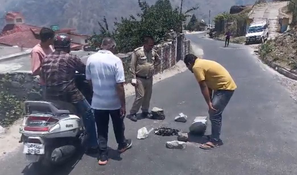 Uttarakhand News seven feet deep pit suddenly appeared on Badrinath Highway in Joshimath people panicked