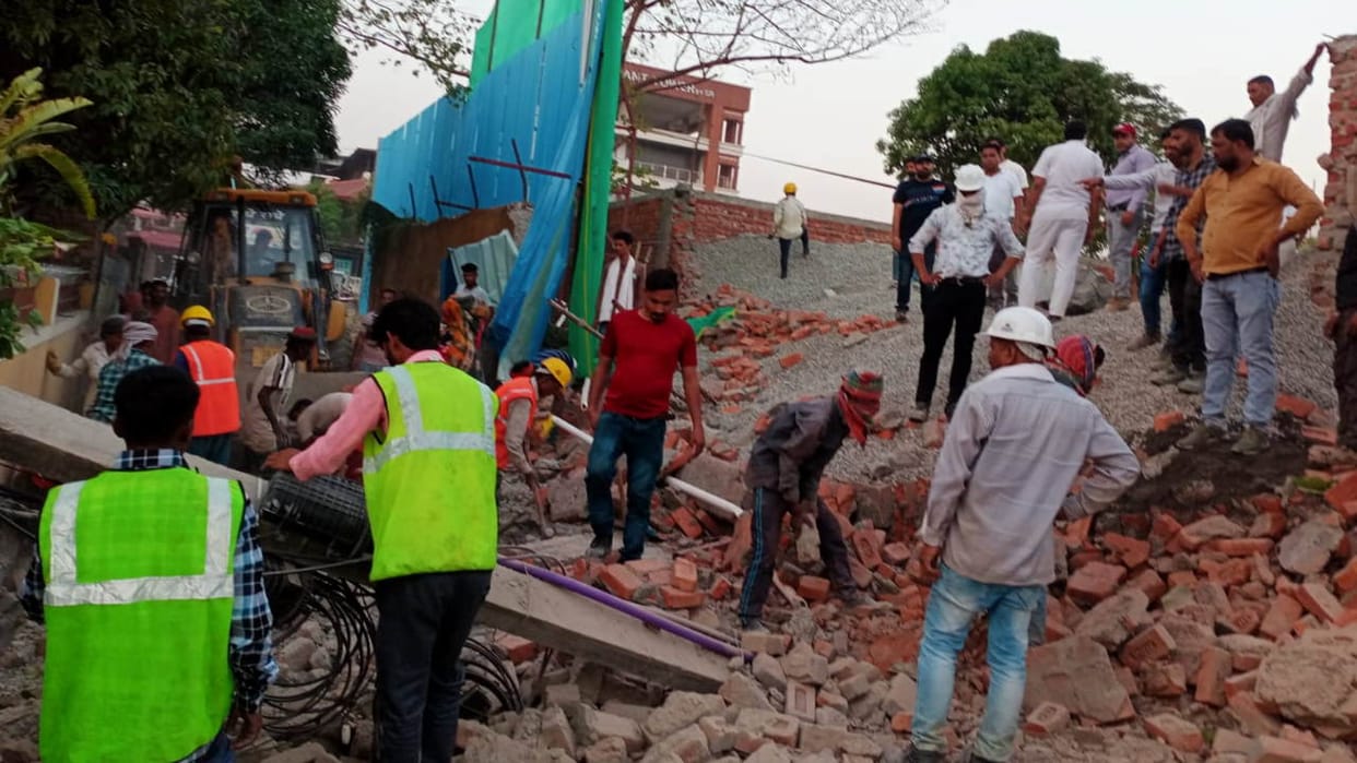 Wall of the store room of Green Building collapsed Accident Dehradun News in hindi