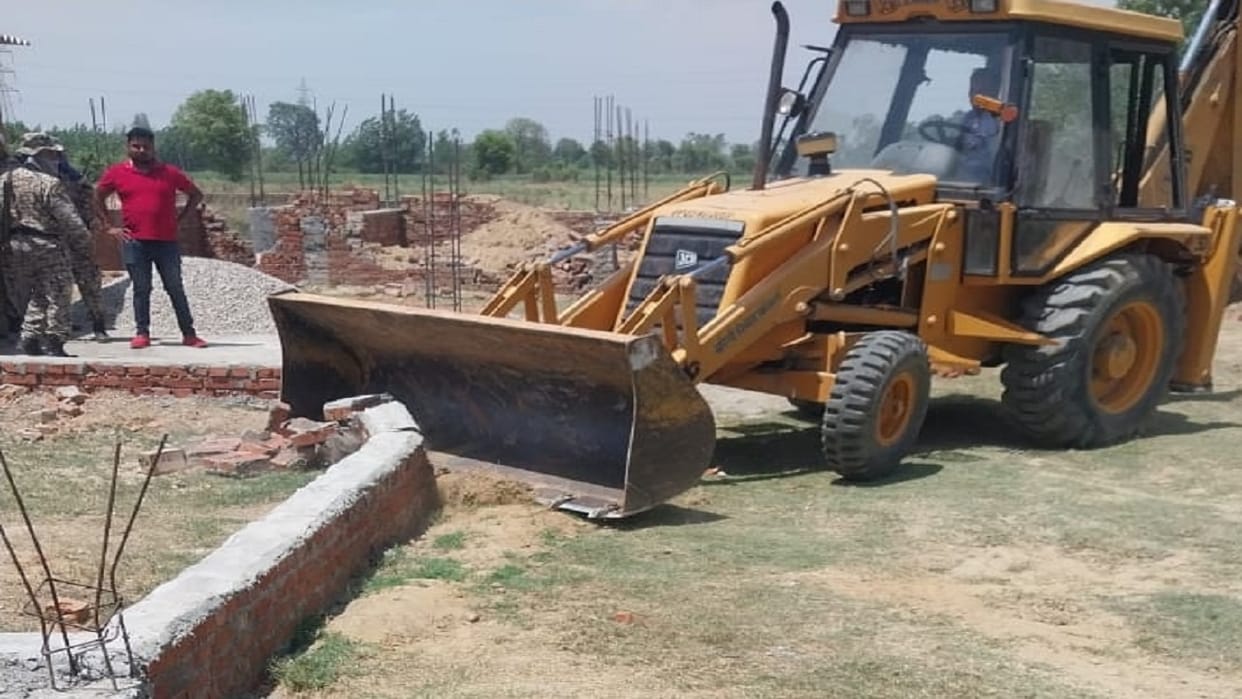 BDA bulldozer runs on four illegal colonies in Bareilly