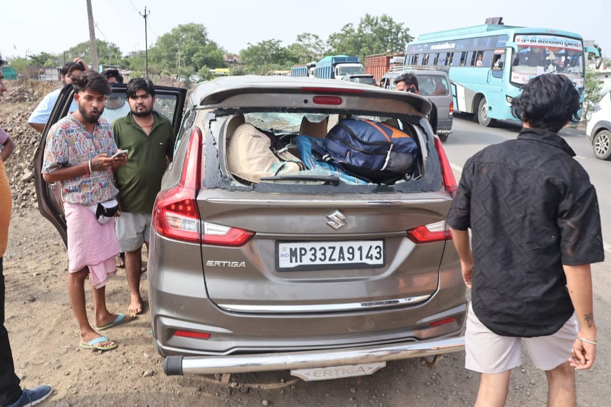 Indore News: Rural youth beat up passengers returning from Omkareshwar, broke the glass of the vehicle