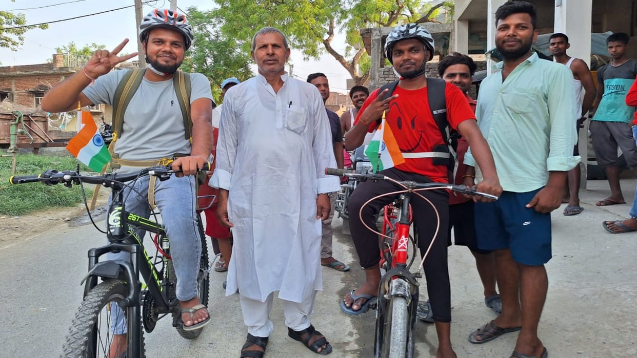 Gopalganj: 2 youths set out on bicycle tour of India to spread awareness about plantation and its conservation