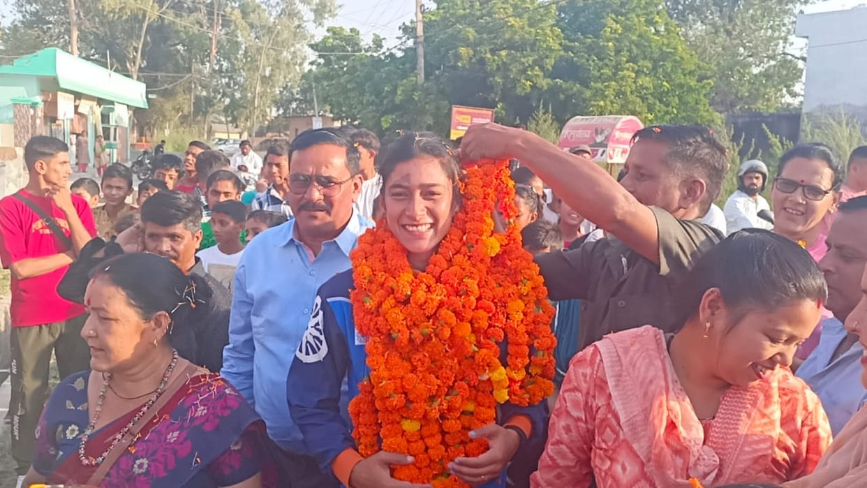 Uttarakhand News Manisha Chauhan return home after Selection in Indian Women Hockey Team Grand Welcome in Home