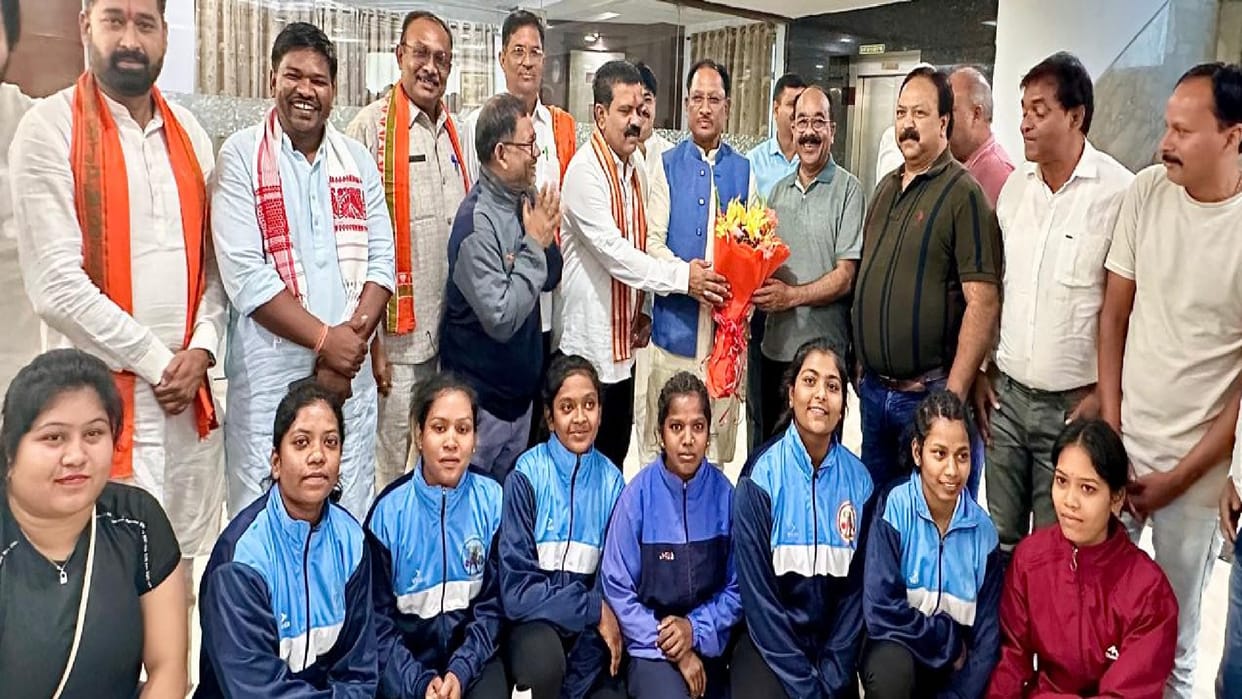 CG News: CM Sai met junior power lifters of Chhattisgarh, Deputy CM encouraged them