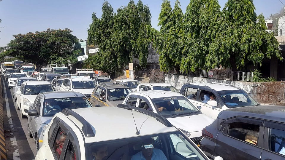 parking of one thousand vehicles in Nainital was limited to the capacity of two hundred vehicles