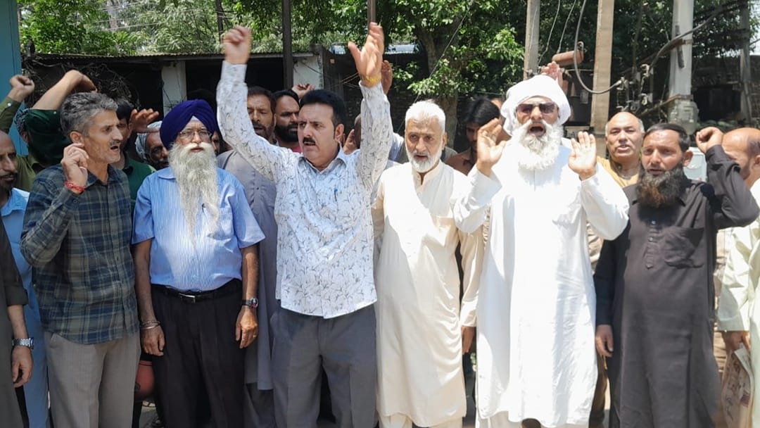 Kashmiri Muslim migrants protest in jammu allege not getting ration and relief