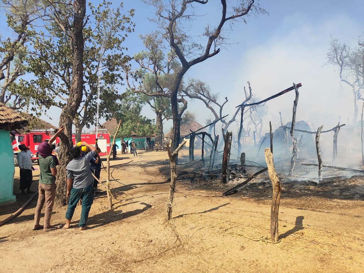 Haridwar News massive fire broke out in 25 huts in village Dasuali cow and several goats also scorched