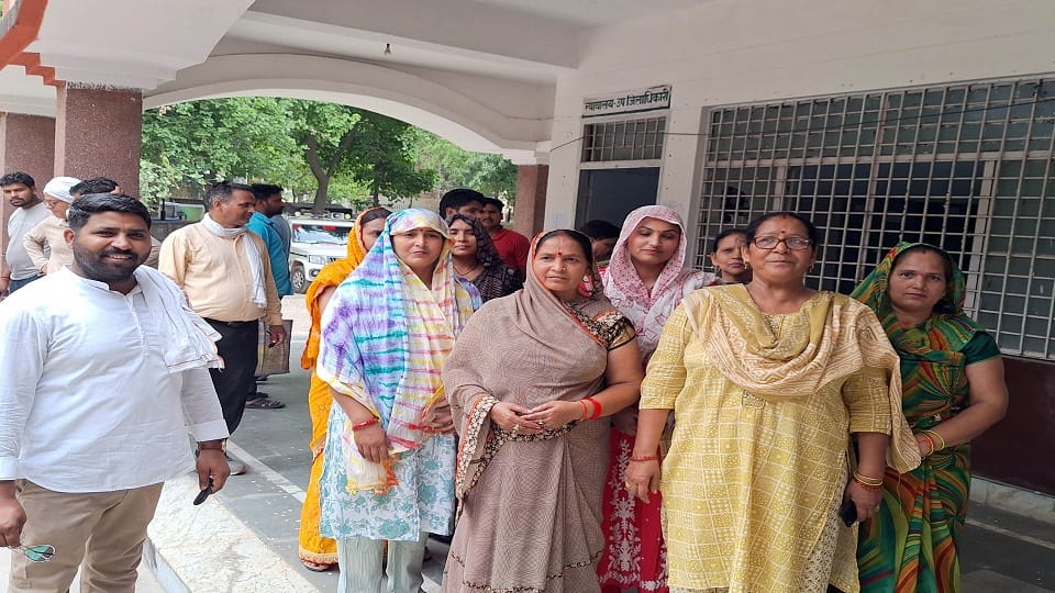 Sold the plot, did not give electricity connection