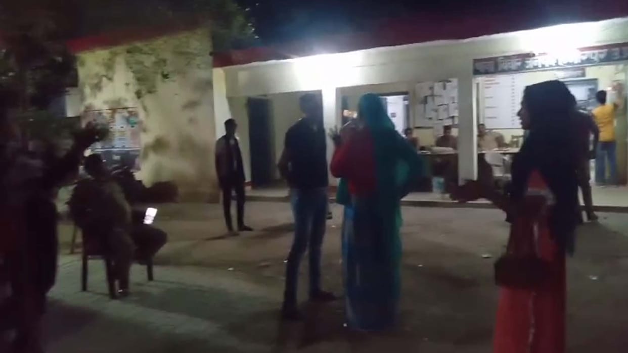 Hamirpur: Eunuchs create ruckus in police station when theft is not disclosed