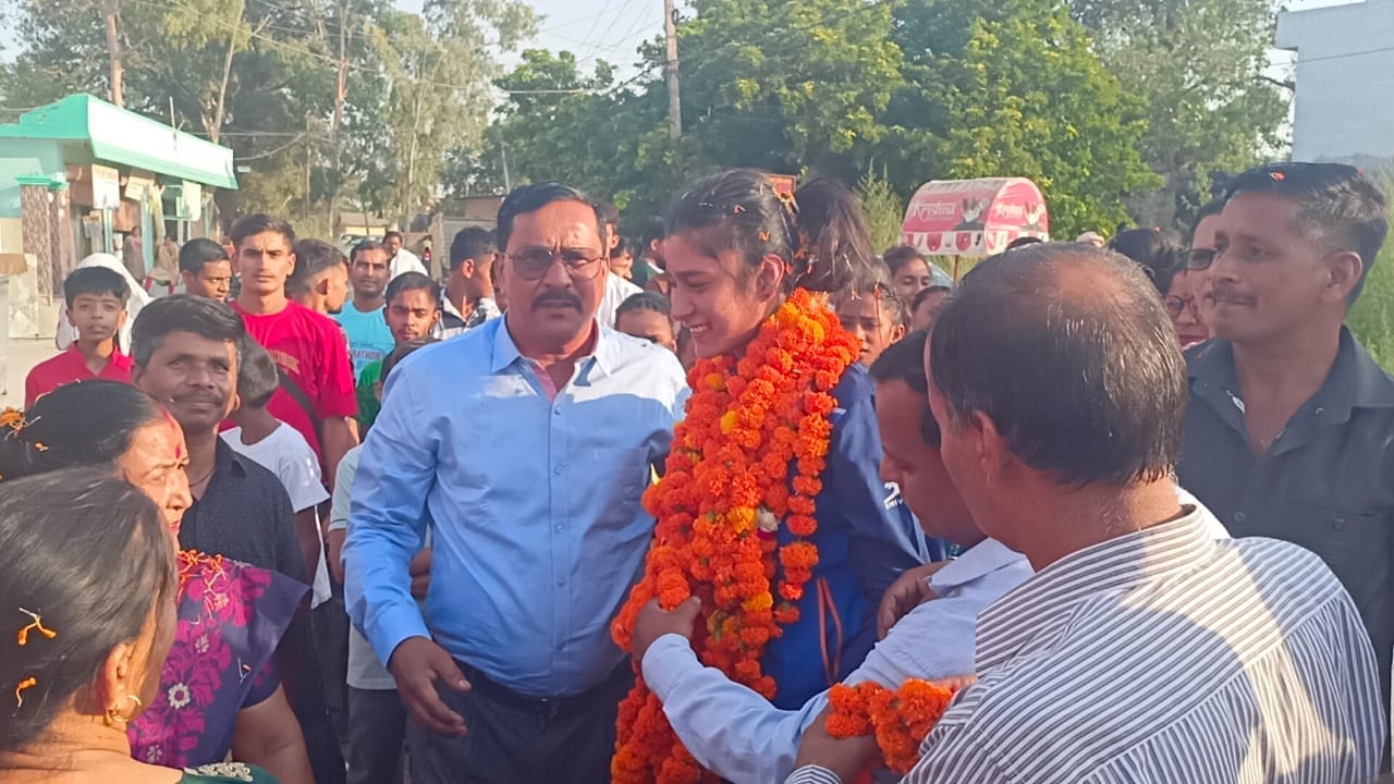 Uttarakhand News Manisha Chauhan return home after Selection in Indian Women Hockey Team Grand Welcome in Home