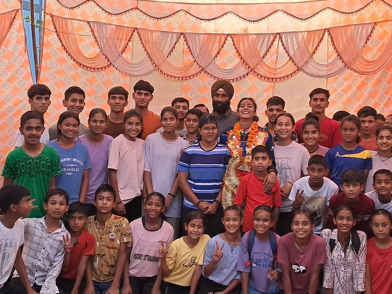 Uttarakhand News Manisha Chauhan return home after Selection in Indian Women Hockey Team Grand Welcome in Home