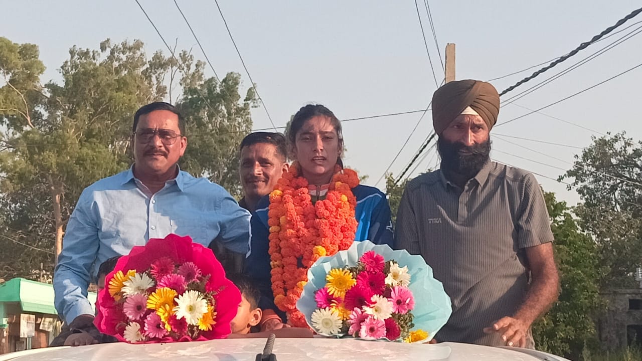 Uttarakhand News Manisha Chauhan return home after Selection in Indian Women Hockey Team Grand Welcome in Home