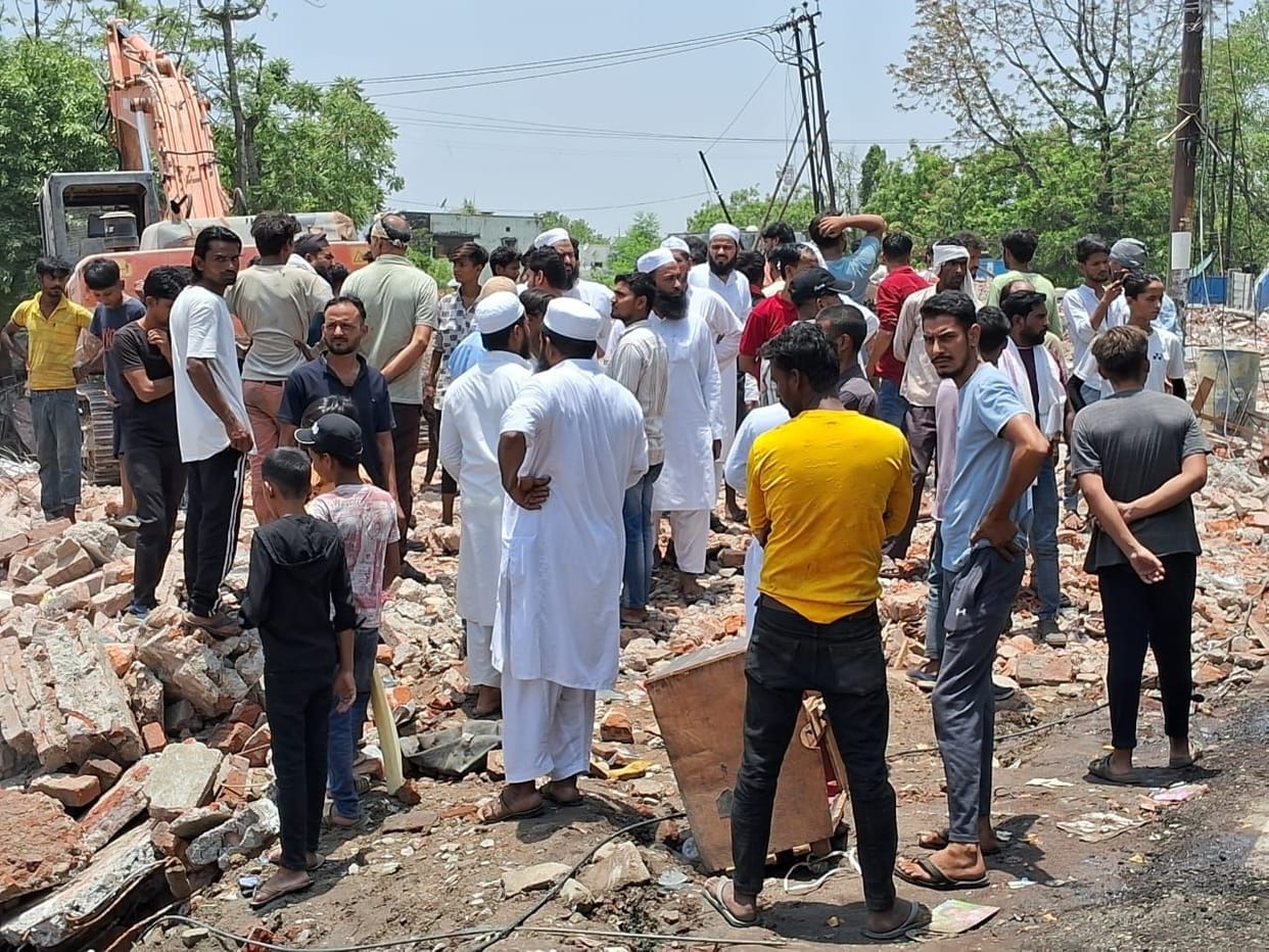 Lucknow: 105 houses razed to the ground in Akbarpur, rumor spread of demolition of mosque, police lathi charge