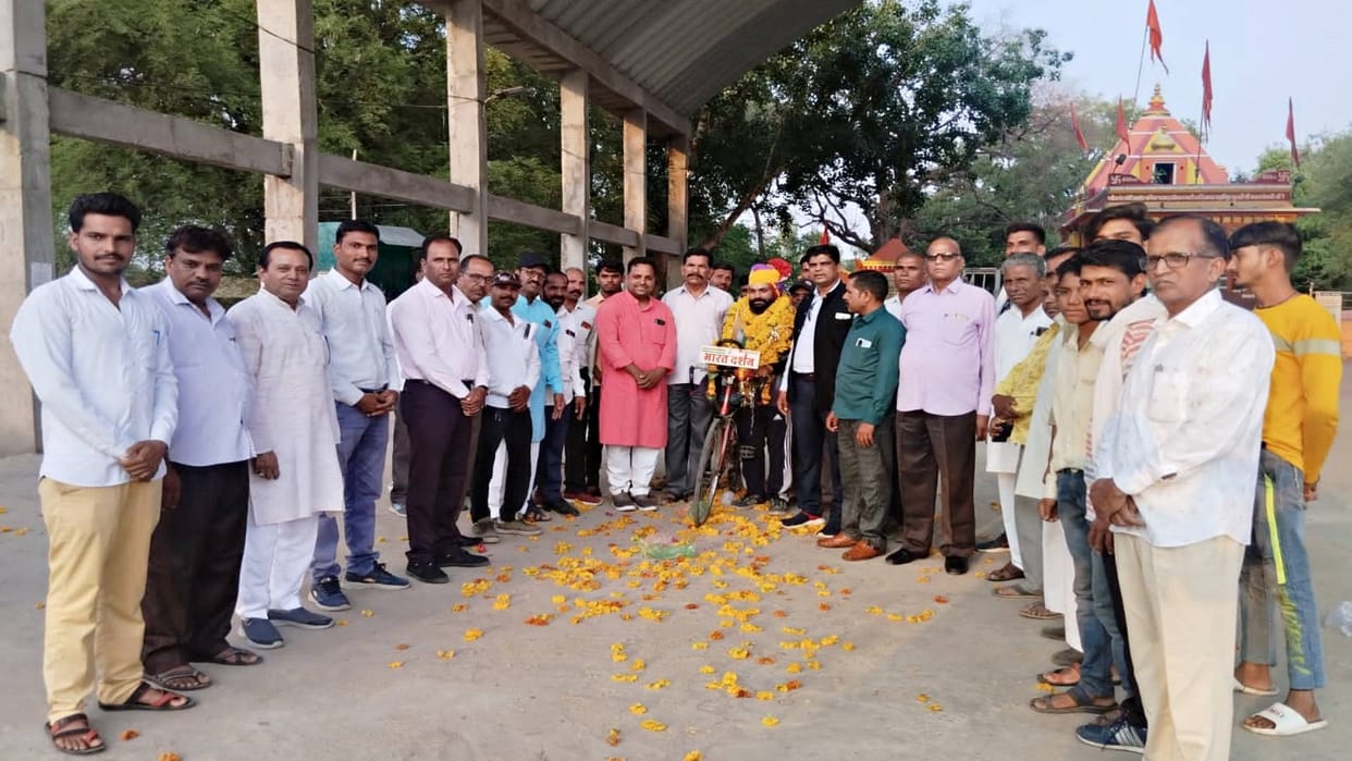 Shajapur News Dilip Sauraniya cycled 10 thousand km in 20 states