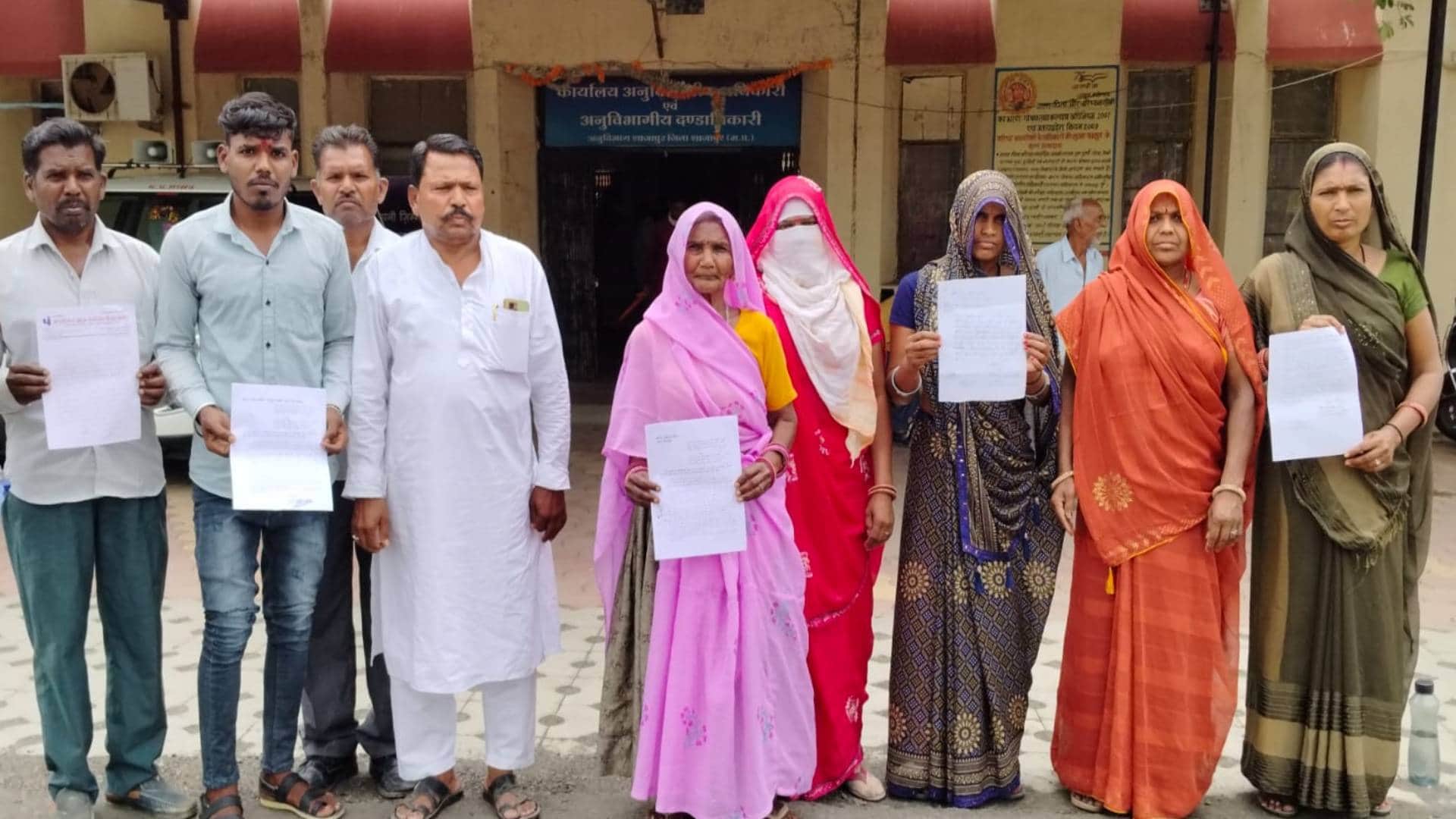 गांव के पीड़ित लोग