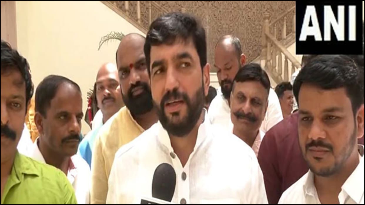 Mohol slams Sule for contractors remark says people like her cant digest his success news in hindi