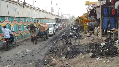 ओवरब्रिज के सपोर्ट रोड पर नाले से निकाली गई शिल्ट से राहगीरों का निकलना हुआ दुर्भर