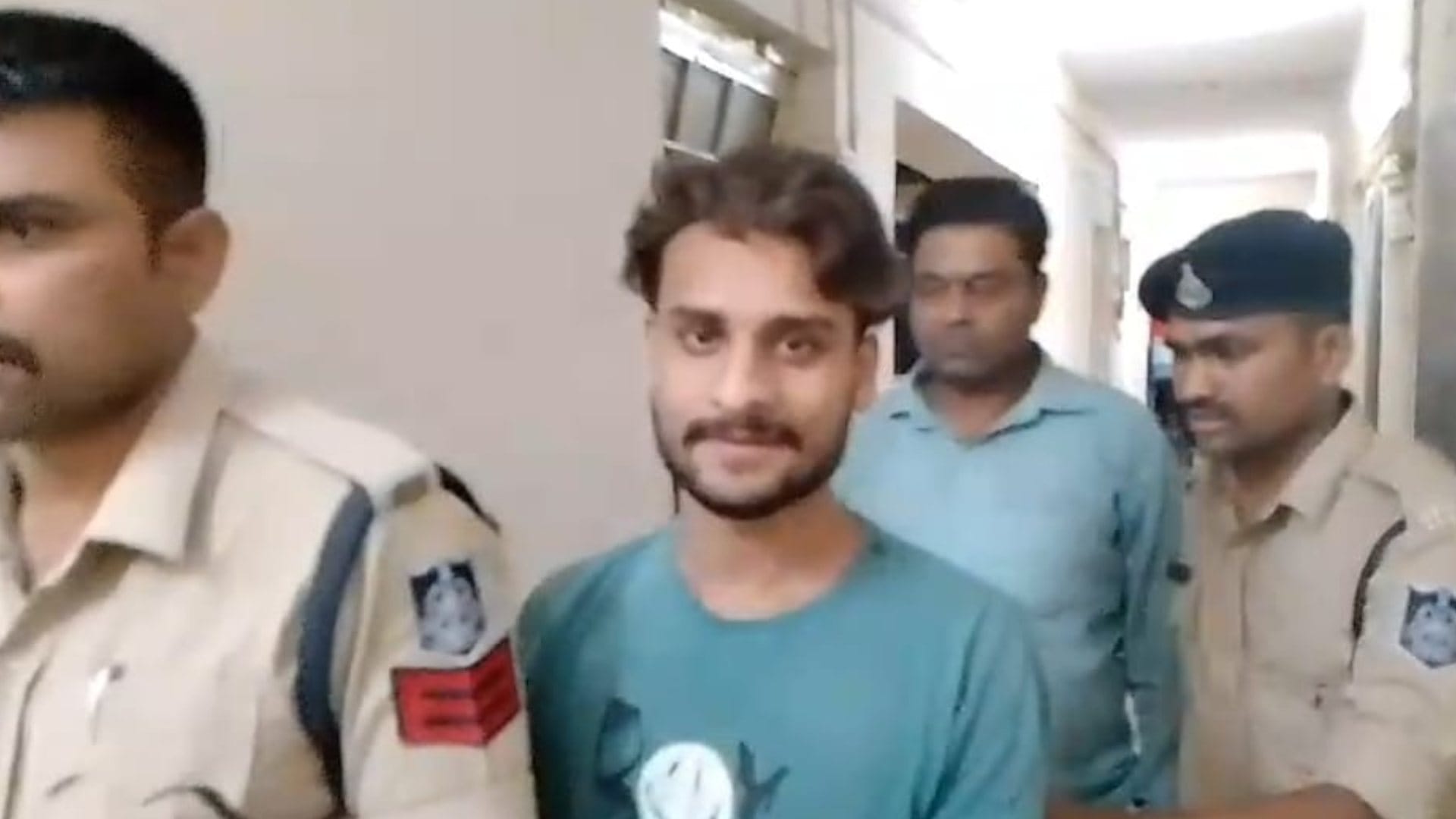 पुलिस की गिरफ्त में आरोपी
