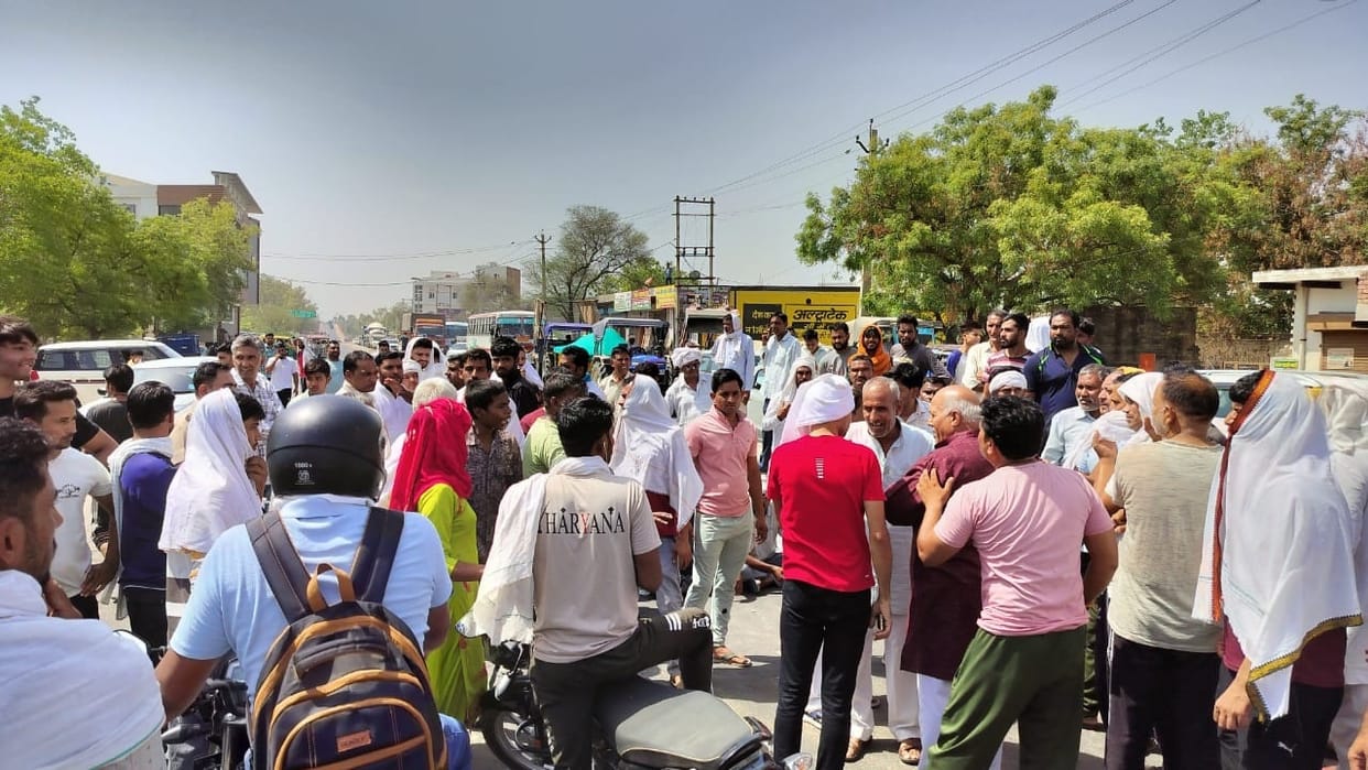 People troubled by drinking water crisis blocked Bhiwani-Hansi main road, problem been going on for six months