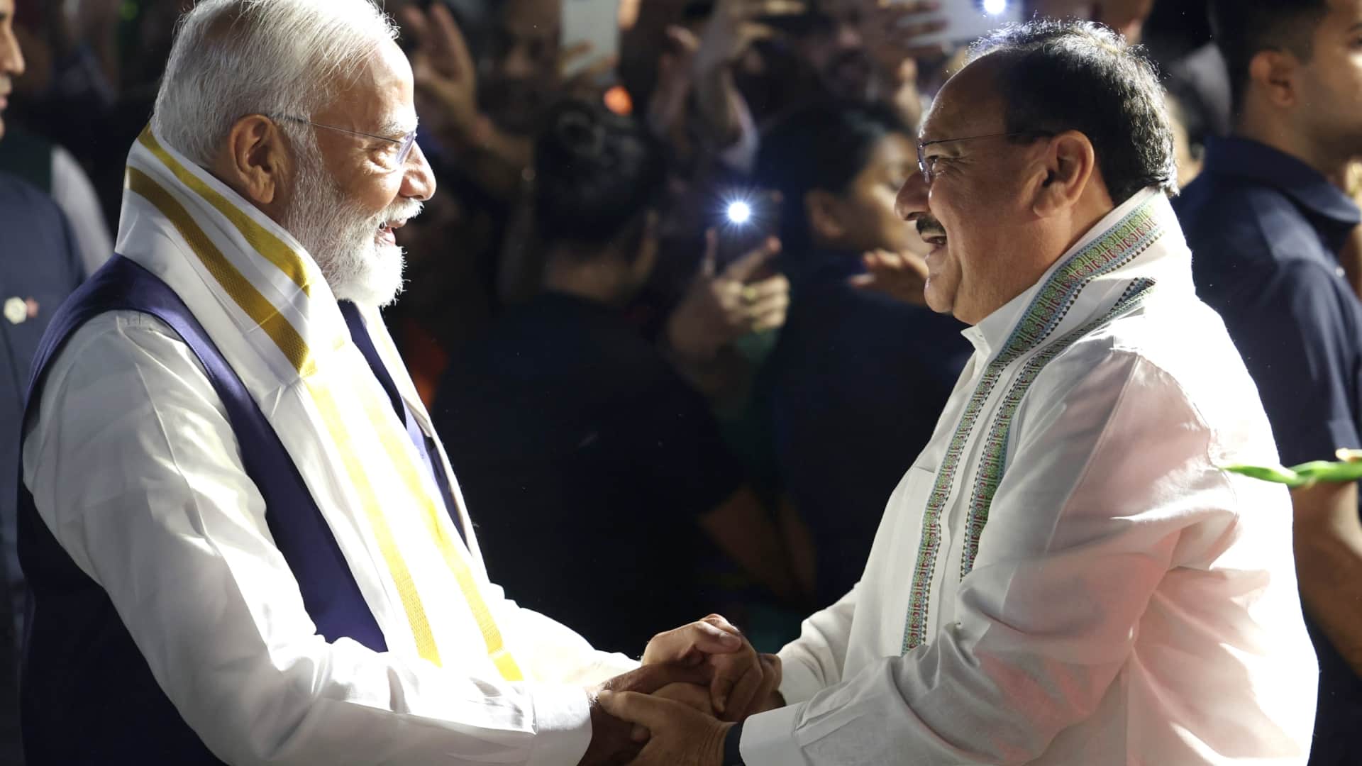 पीएम मोदी और स्वास्थ्य मंत्री जेपी नड्डा
