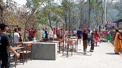 Nainital School Fire: नैनीताल में स्कूल तक पहुंची जंगल की आग, धू-धू कर जल गए तीन कमरे, मची अफरा-तफरी Forest fire burns three rooms of school in Nainital