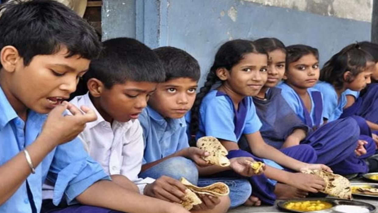 Mid Day Meal First parents will check then serve lunch to children In Himachal