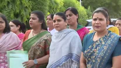 शिकायत करने जाता प्रतिनिधि मंडल