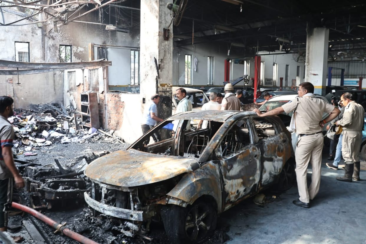 Indore News: Fire in the workshop of Indore's car showroom Sanghi Motors, more than ten vehicles burnt.