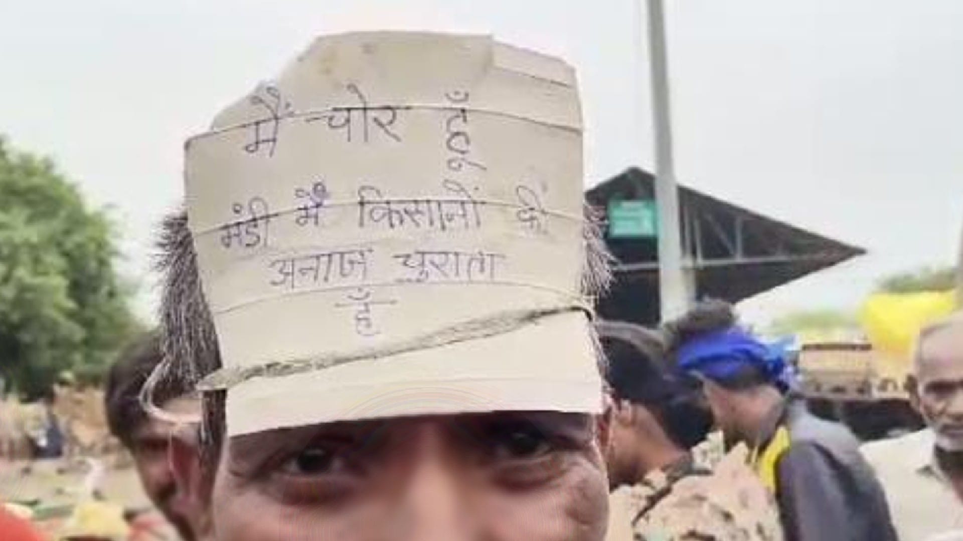 चोरी के शक में बुजुर्ग को दी ऐसी सजा।