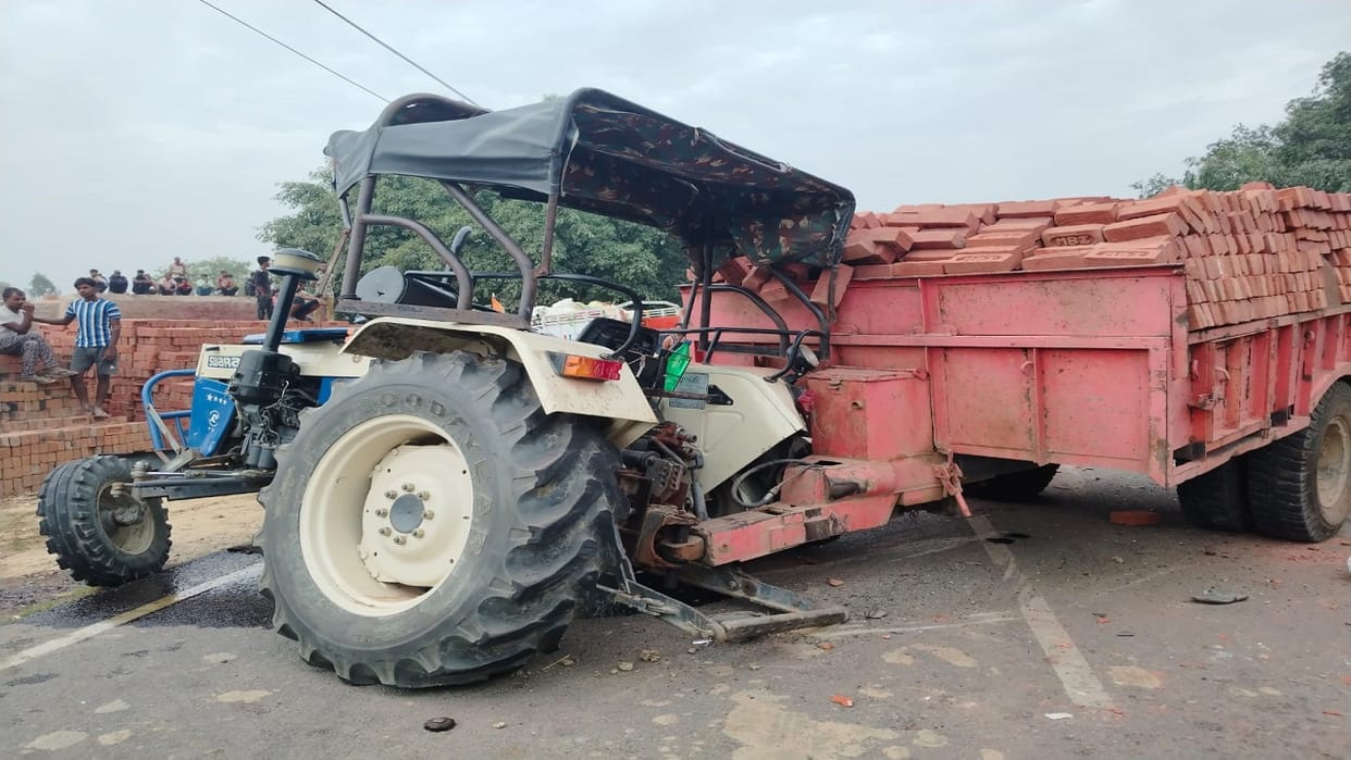 man dies and 15 injured in tractor-trolley and pickup clash in shahjahanpur