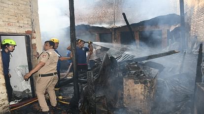 हल्द्वानी में हादसा: वेल्डिंग की एक चिंगारी से रजाई-गद्दों की दुकान जली, ऐसे चल रहा था कारोबार; भारी नुकसान A spark from welding caused a quilt-mattress shop to burn in haldwani