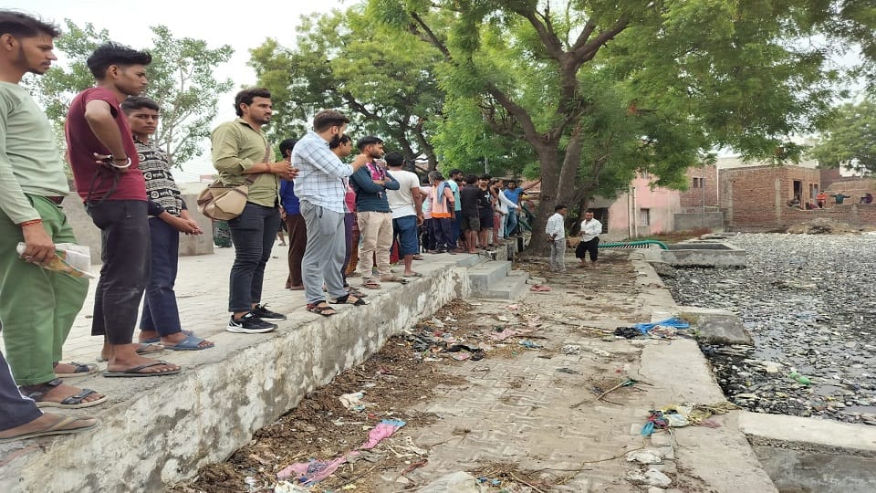 Youth jumped into puddle police reached the spot engaged in search