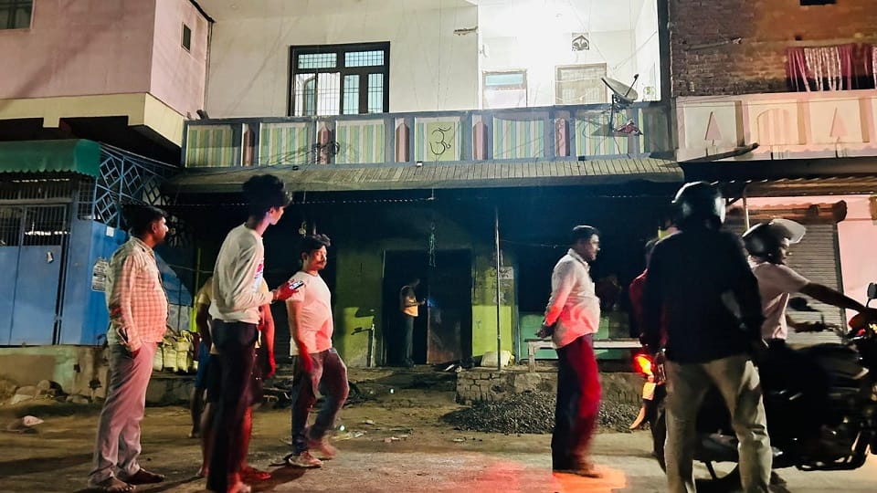 In Gorakhpur, House caught fire , two innocent people burnt alive; seven people burnt