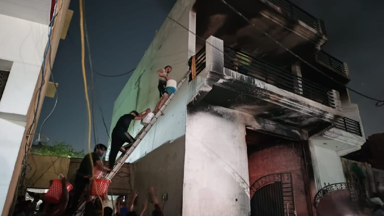Ghaziabad Fire A house caught fire in Behta Hajipur of Loni