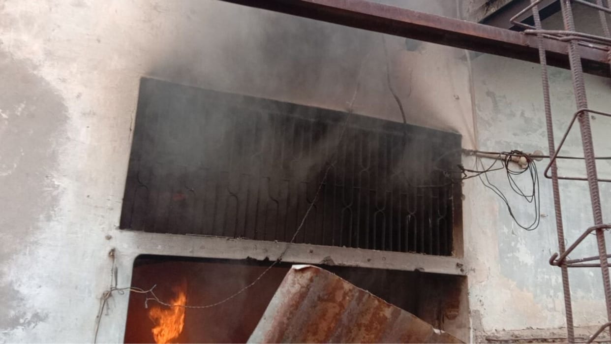Varanasi News: Huge fire in factory, fire brigade and people made great efforts; loss of lakhs